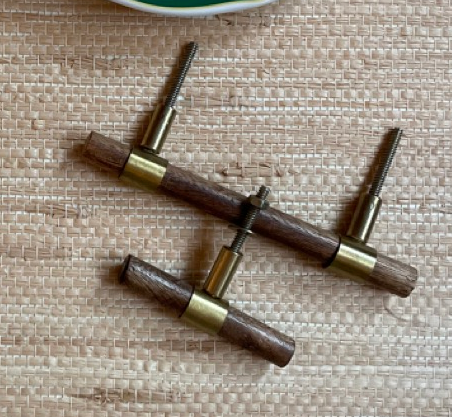 TIRADOR MADERA Y LATÓN