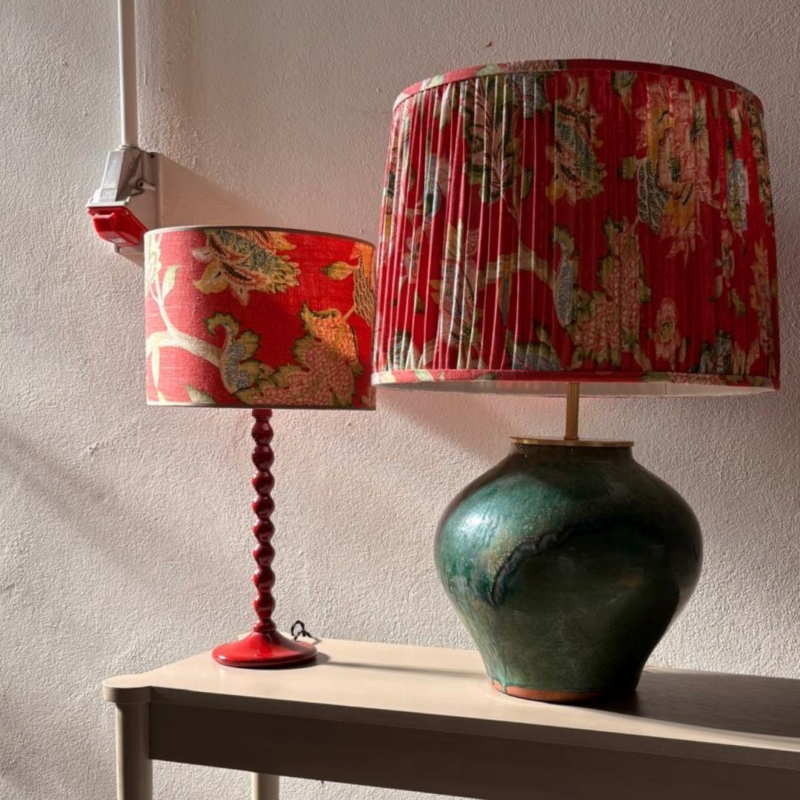 pantalla roja estampada, indietro