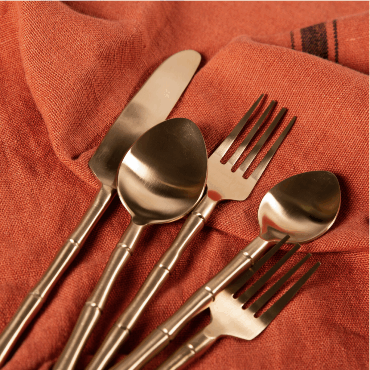 cubiertos dorados bambú