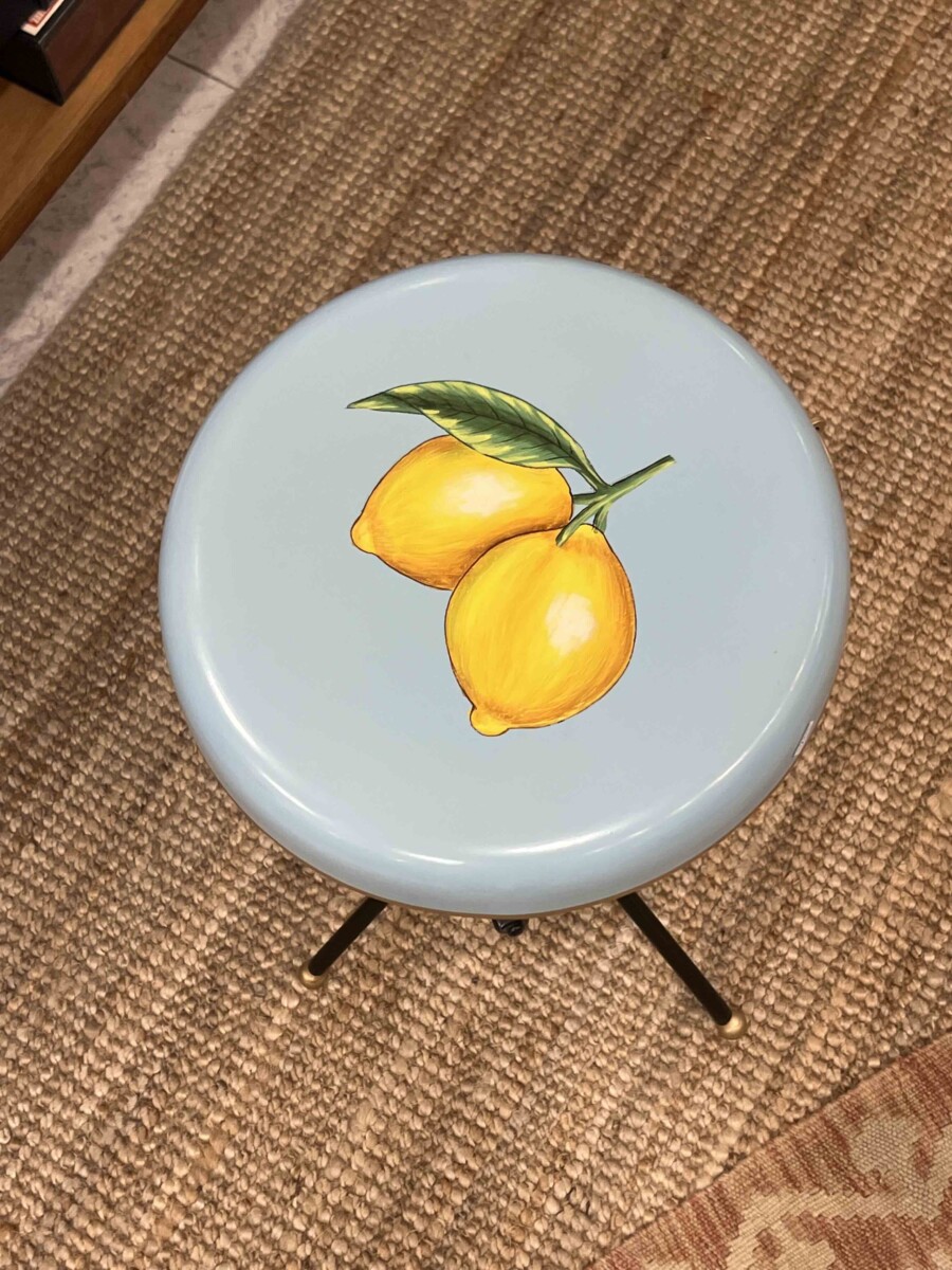 MESITA PINTADA A MANO