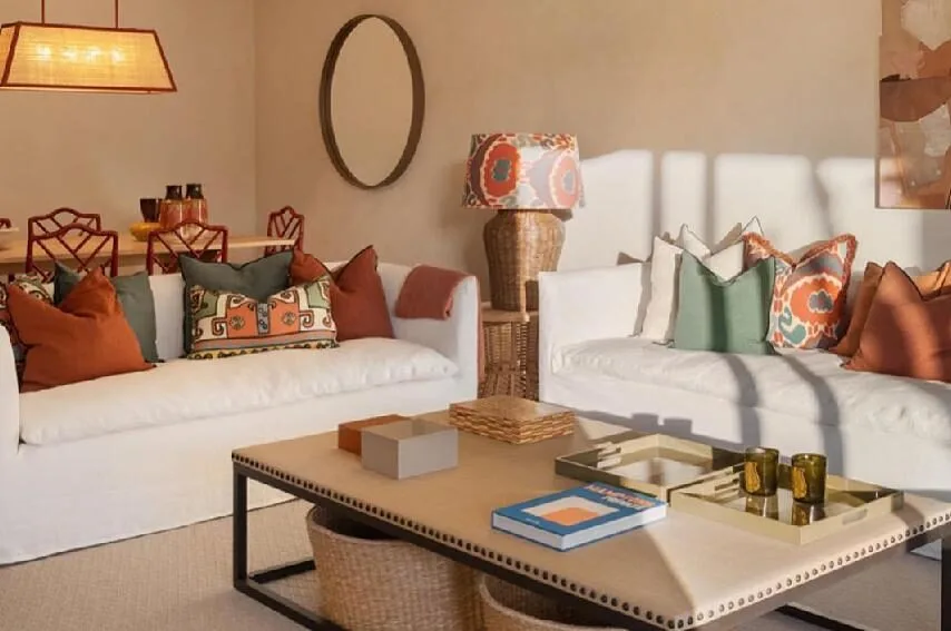 salon-con-mesa-y-sofas Salón decorado