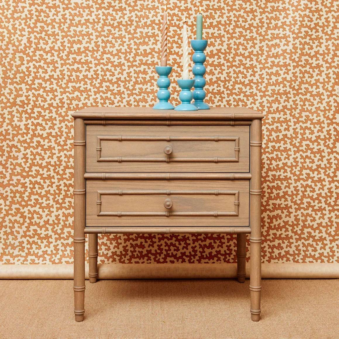 indietro--14-copia Mesa decorada con jarrones con flores y un cuadro al fondo
